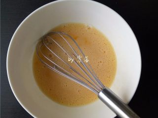 2、紫薯铜锣烧,蛋液混合物用手动打蛋器搅拌均匀，细砂糖融化后可停止搅拌；