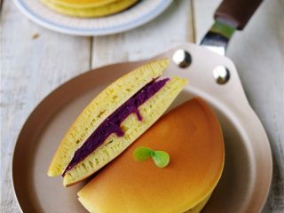 12、紫薯铜锣烧,由于铜锣烧比较大，食用时可将铜锣烧对半切开。