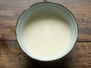 5、豆瓣鸡,用三勺淀粉、一个鸡蛋和适量水调成面糊，要能挂糊那种，不要太稀;