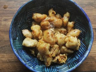 8、豆瓣鸡,炸好后放置一会儿;