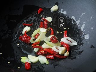 9、豆瓣鸡,炒锅放入两大匙油，把干辣椒和葱姜蒜倒进去煸出香味;