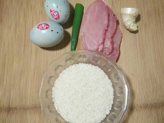 1、皮蛋瘦肉粥,准备食材。