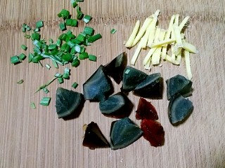 3、皮蛋瘦肉粥,姜切丝，皮蛋切滚刀块，葱切末。