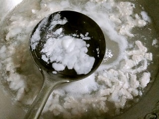 4、皮蛋瘦肉粥,锅中加足量的水，水烧开后加入里脊肉丝大火煮开，捞净浮沫。