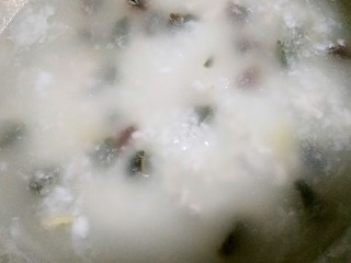 6、皮蛋瘦肉粥,然后加入姜丝和皮蛋一起中火煮15-20分钟。