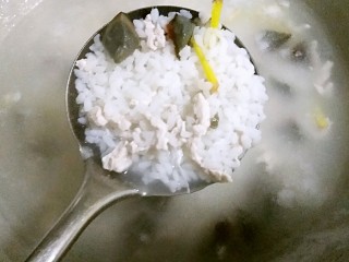 7、皮蛋瘦肉粥,煮至大米准备开花时加入适量的盐和鸡精。