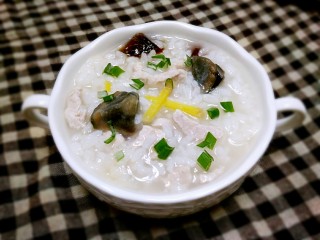 8、皮蛋瘦肉粥,出锅后撒葱花。