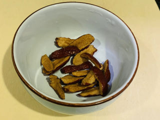 3、糖水鸡蛋,将洗净的红枣去核；