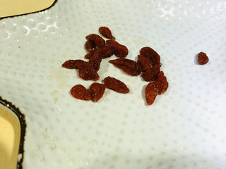 5、糖水鸡蛋,少许枸杞洗净待用；