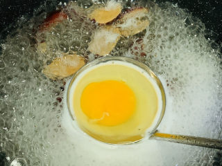 10、糖水鸡蛋,将鸡蛋打入勺子里煮，这样煮比较嫩鸡蛋；