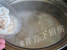 3、鸡汁枸杞山药粥,下入粳米和糙米，保持大火烧开后，转中火，保持国内沸腾煮粥
