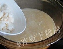 6、鸡汁枸杞山药粥,立即下入粥锅中，仍顺原来的方向搅拌均匀