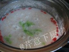 8、鸡汁枸杞山药粥,关火加入枸杞子和香葱花，还可滴入几滴香油，即可