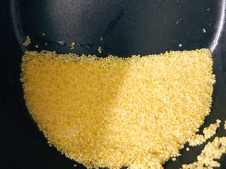 3、鸡蛋小米粥,用水淘洗两遍