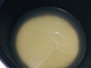 4、鸡蛋小米粥,加入适量清水