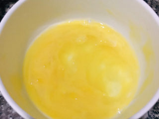 7、鸡蛋小米粥,用筷子打散