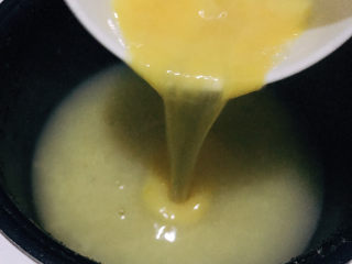 8、鸡蛋小米粥,等粥快熟时加入鸡蛋液