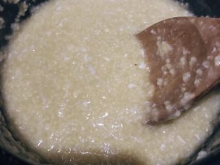 12、鸡蛋小米粥,再搅拌均匀即可