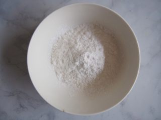 2、枸杞水晶糕,将水晶粉倒入碗中