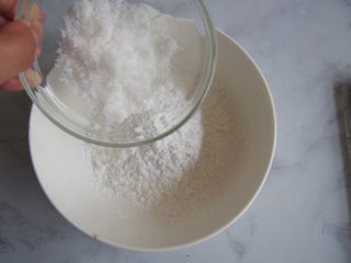 3、枸杞水晶糕,加入白糖搅拌均匀