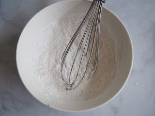 4、枸杞水晶糕,将白糖和面粉用打蛋器稍微搅拌均匀