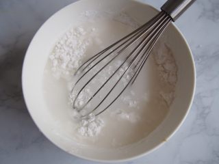 5、枸杞水晶糕,加入清水，搅拌均匀成为面糊