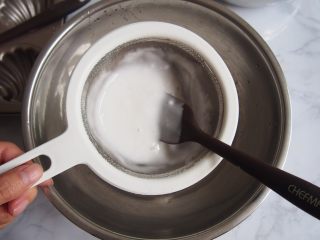 6、枸杞水晶糕,将面糊进行过筛