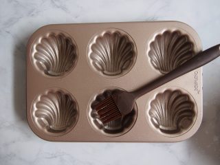 7、枸杞水晶糕,模具上刷上一层黄油防粘