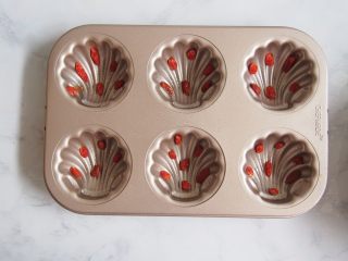 8、枸杞水晶糕,将洗好的枸杞摆上几颗