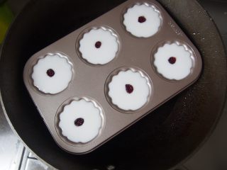 11、枸杞水晶糕,将模具放入锅中，蒸约8分钟左右熟透即可