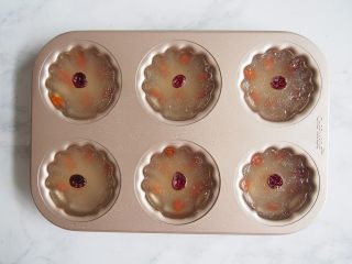 12、枸杞水晶糕,蒸好的水晶糕晾凉后脱模即可