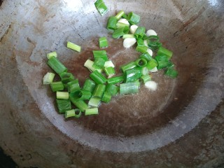 11、西红柿西葫芦炒肉片,放入葱蒜爆香