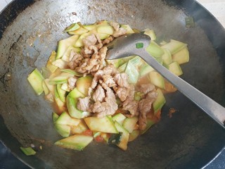 16、西红柿西葫芦炒肉片,西葫芦变软，放入肉片