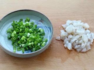 2、西红柿面疙瘩,虾仁挑出虾线清洗干净切成小丁，小葱切葱花备用。