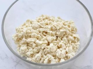 3、西红柿面疙瘩,面粉中倒入少许清水，一边倒一边用筷子拌成面疙瘩。