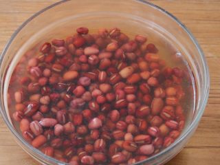 2、红豆紫薯糯米糕,红豆清水浸泡一夜