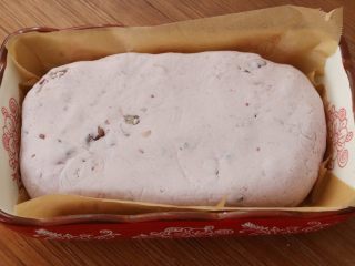 11、红豆紫薯糯米糕,将面团放入压实