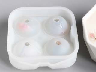 5、樱花水信玄饼,接着扣紧另一部分模具,用小漏斗从模具小孔注入另一半液体,也可只加至七八分满,成品也挺漂亮。注入液体时动作温柔些,以免里面樱花位置与形态改变,成品就不美啦!注入完成后将模具室温静置一个小时。