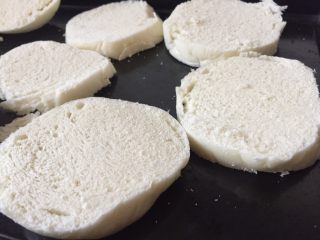 1、火腿馒头片,把馒头切成1.5CM厚的薄片，并摆入烤盘