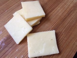 2、火腿馒头片,奶酪切薄片