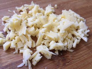 3、火腿馒头片,奶酪再切碎