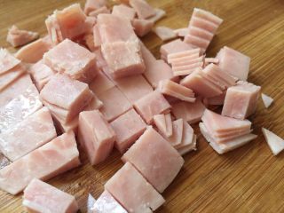 4、火腿馒头片,准备适量的火腿粒