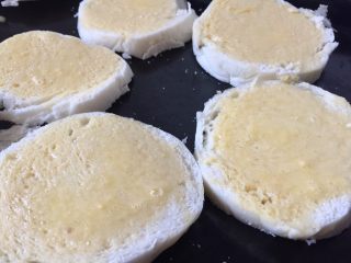 6、火腿馒头片,膜片上刷上鸡蛋液