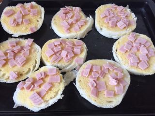 7、火腿馒头片,在馒头片上撒上火腿片