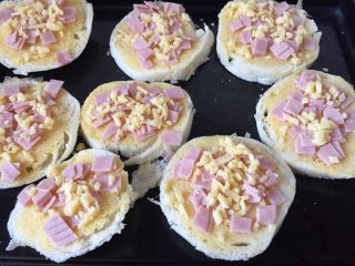 8、火腿馒头片,上面再放入芝士