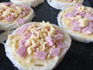 9、火腿馒头片,撒上少许黑胡椒和盐