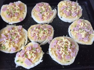 10、火腿馒头片,撒上葱花和黑芝麻