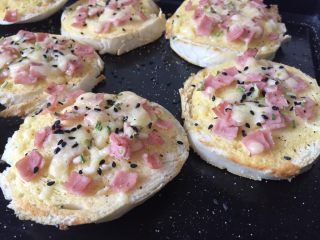 11、火腿馒头片,放入烤箱中层170度10分钟烤至微黄即可，根据自己的烤箱脾气来哦，以免上色过度