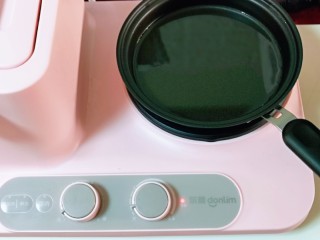 7、快手早餐～少油版香煎肉松春卷,起锅，加入食用油。