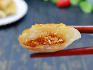 12、快手早餐～少油版香煎肉松春卷,咬一口，太满足了。